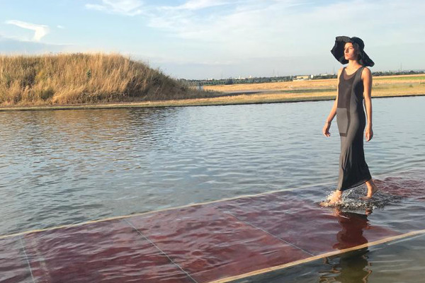 Annette Görtz lässt Models übers Wasser gehen